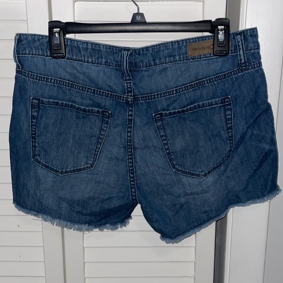 Treasure & Bond Denim jean shorts in size 28. - Picture 2 of 5
